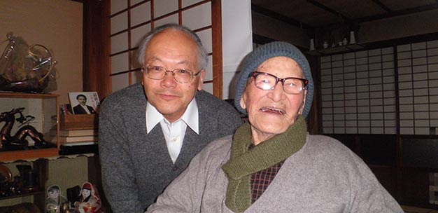 Keio researcher Nobuyoshi Hirose (left) with the oldest man in history, Jiroemon Kimura, who died in 2013 at the age of 116.