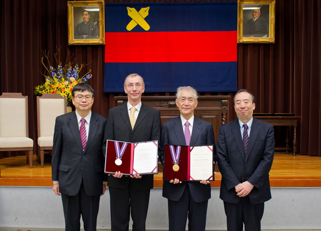 The 21st Keio Medical Science Prize went to Japanese immunologist Tasuku Honjo (center right) and Swedish evolutionary biologist Svante Pääbo (center left). Keio University President Atsushi Seike (right) and professor and dean of the Keio University School of Medicine, Hideyuki Okano (left), congratulated the laureates at an awards ceremony in Tokyo.